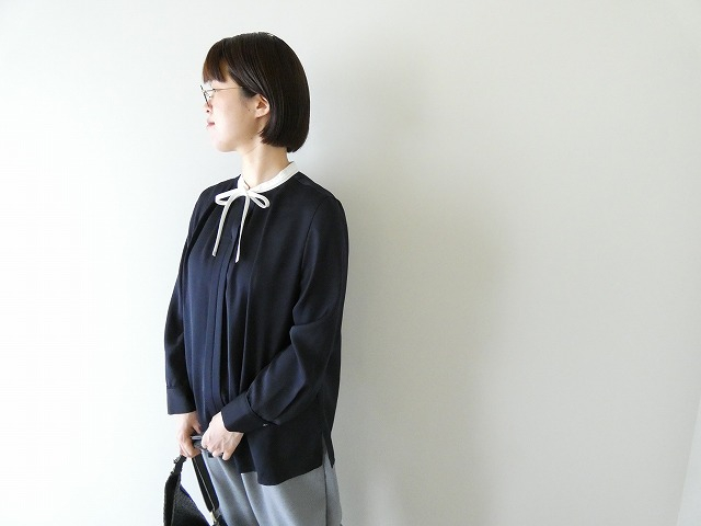BALLSEY(ボールジィ) スムースサテンストリングネックブラウス
