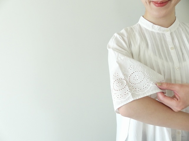SOIL(ソイル) お袖スカラップ刺繍バンドカラーピンタックシャツの商品画像5