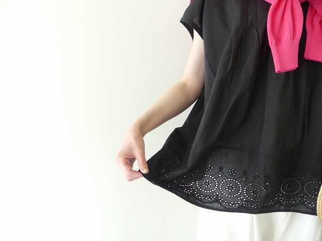 SOIL(ソイル) 裾スカラップ刺繍クルーネックフレンチスリーブピンタックシャツの商品画像4