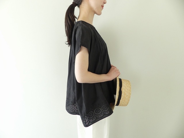 SOIL(ソイル) 裾スカラップ刺繍クルーネックフレンチスリーブピンタックシャツの商品画像8