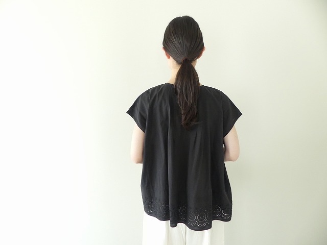 SOIL(ソイル) 裾スカラップ刺繍クルーネックフレンチスリーブピンタックシャツの商品画像9