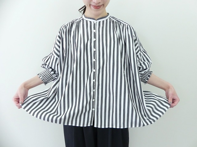 UNIVERSAL TISSU(ユニヴァーサル ティシュ) ワイドストライプシャーリングブラウスの商品画像1