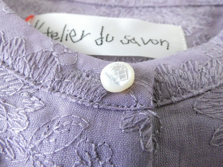 l’atelier du savon(アトリエドゥサボン) 線画のお花ラミー刺繍 まるブラウスの商品画像32