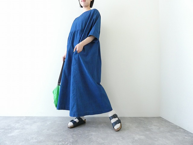 NATURAL LAUNDRY(ナチュラルランドリー) インディゴシャンブレースモックギャザーワンピースの商品画像1