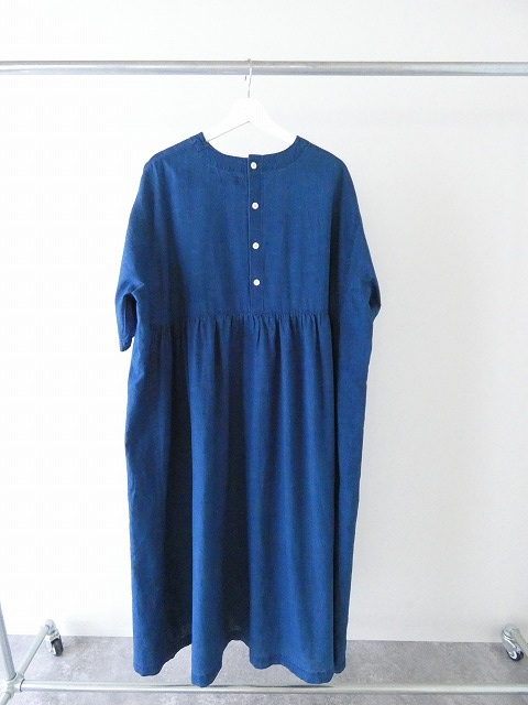 NATURAL LAUNDRY(ナチュラルランドリー) インディゴシャンブレースモックギャザーワンピースの商品画像12