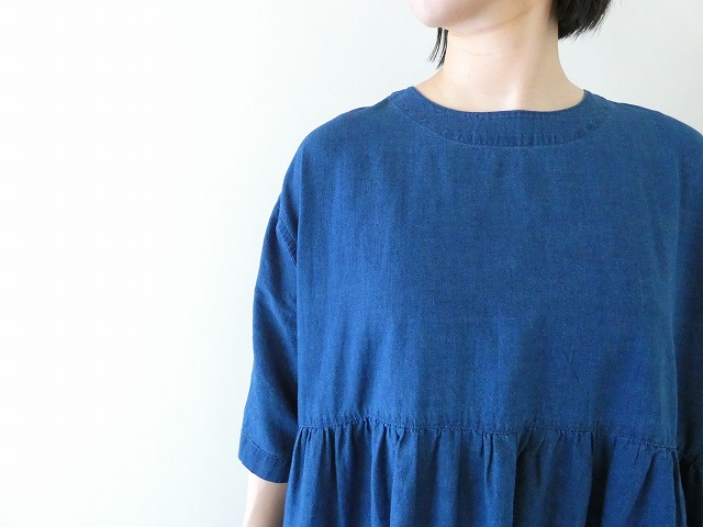 NATURAL LAUNDRY(ナチュラルランドリー) インディゴシャンブレースモックギャザーワンピースの商品画像3