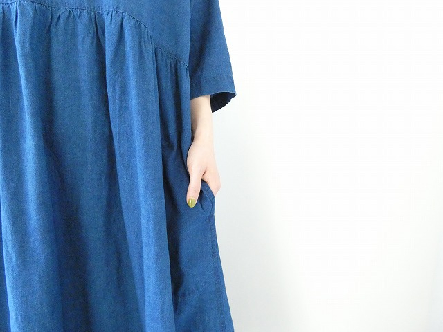 NATURAL LAUNDRY(ナチュラルランドリー) インディゴシャンブレースモックギャザーワンピースの商品画像4