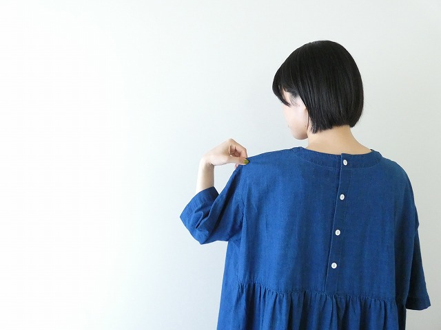 NATURAL LAUNDRY(ナチュラルランドリー) インディゴシャンブレースモックギャザーワンピースの商品画像7