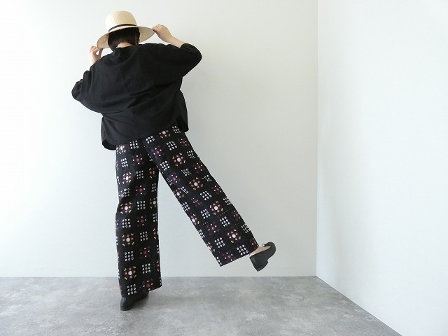 yuni(ユニ イズ ライク ア フラワー トゥー ミー) eyelet embroidelyイージーパンツの商品画像1