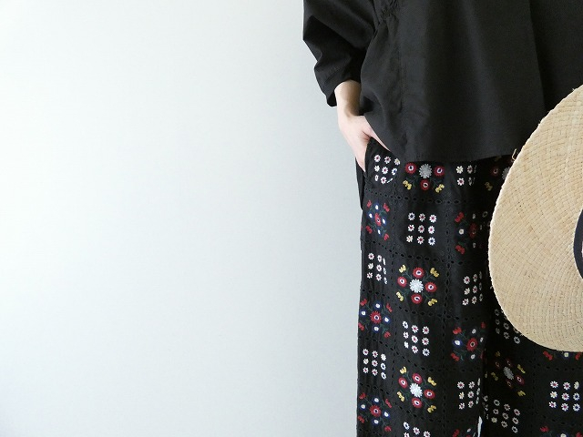 yuni(ユニ イズ ライク ア フラワー トゥー ミー) eyelet embroidelyイージーパンツの商品画像4