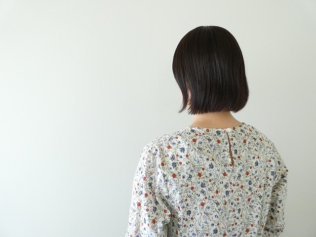NARU 木の実柄ローンラウンドブラウスの商品画像6