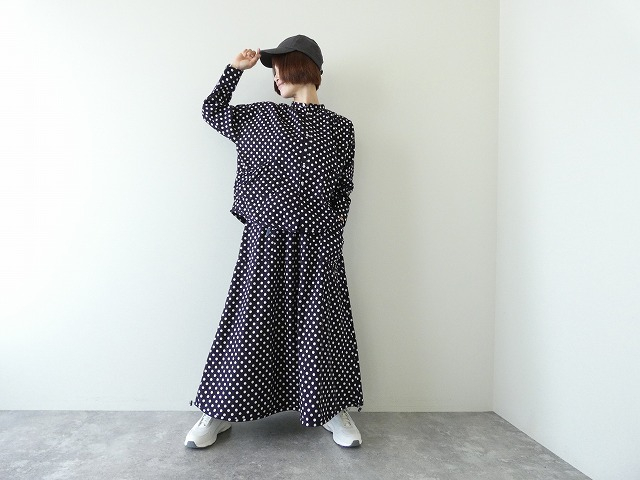 快晴堂(かいせいどう) グレーとネイビーの抜染水玉 スタンド背タックシャツの商品画像1