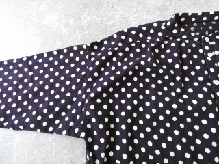 快晴堂(かいせいどう) グレーとネイビーの抜染水玉 スタンド背タックシャツの商品画像24