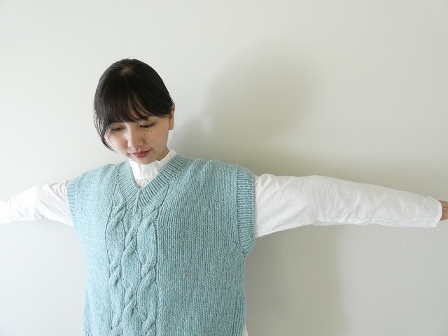 Hands of creation(ハンズオブクリエイション) ベビーアルパカウール変形ケーブルVベストの商品画像1