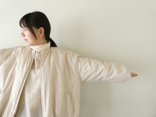 mao made(マオメイド) ノーカラーバルーンシルエットのブルゾンの商品画像4