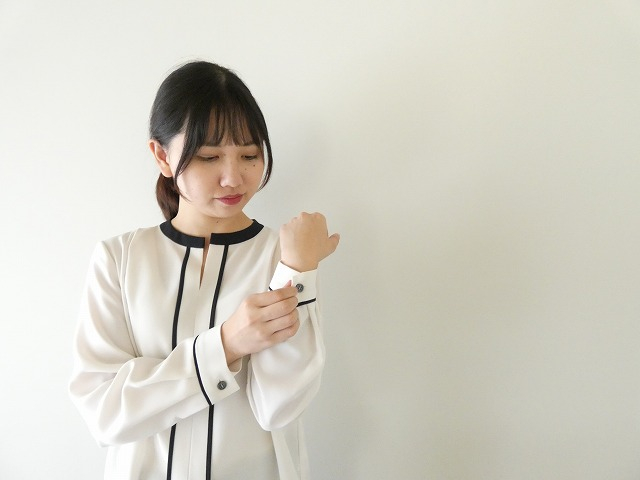 DONEEYU(ドニーユ) ストレッチツイルバイカラーブラウスの商品画像1