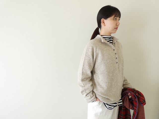 mao made(マオメイド) もちもちふんわりヤクフィール モックネックヘンリーネックプルオーバーの商品画像1