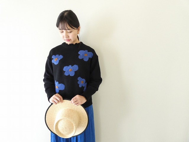 mao made(マオメイド) ちょい分厚め やわらかコットン　ざっくりお花刺繍プルオーバーの商品画像1