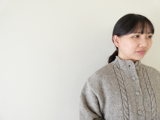 Hands of creation(ハンズオブクリエイション) ペルーのローゲージニット家庭機細ケーブルカーディガンの商品画像4