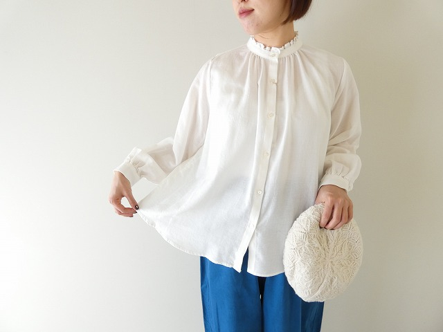 MidiUmi(ミディウミ) フリルカラーギャザーネックシャツの商品画像1