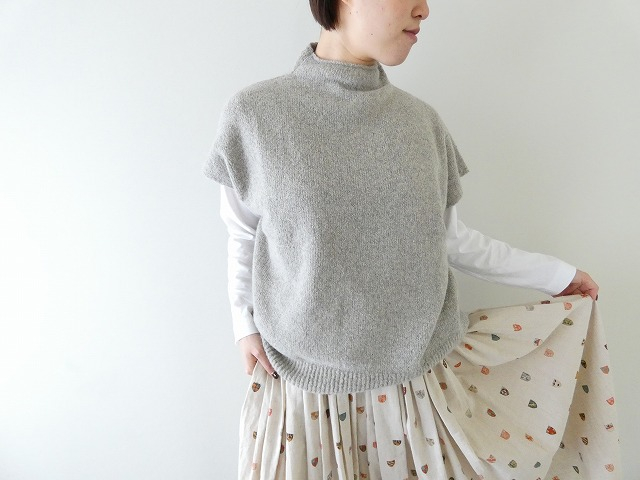 evam eva(エヴァムエヴァ) boucle yarn vestの商品画像1