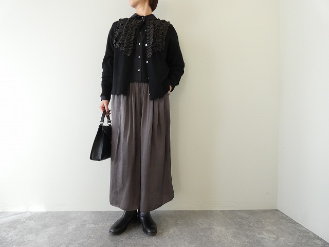 DONEEYU(ドニーユ) 割繊パウダーサテンギャザースカンツの商品画像1