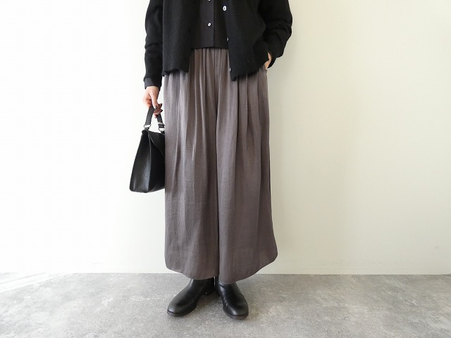 DONEEYU(ドニーユ) 割繊パウダーサテンギャザースカンツの商品画像2