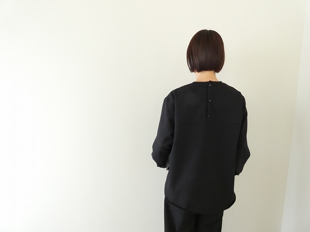 sabbatum(サバタム) ウールライクポリエステルヘムラウンドブラウスの商品画像4