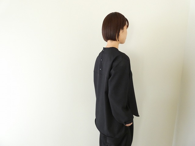 sabbatum(サバタム) ウールライクポリエステルヘムラウンドブラウスの商品画像5