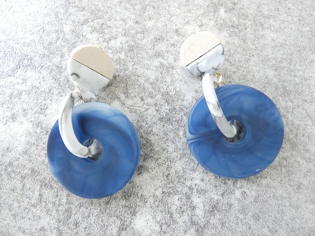  ブルーとグレーのマーブルピアスの商品画像1