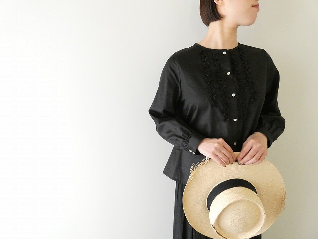 utilite サテンシルクソフトフリルブラウスの商品画像1