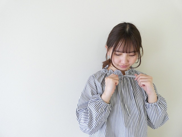 SSC 先染めタイプライターストライプ衿リボン通し長袖ブラウスの商品画像1