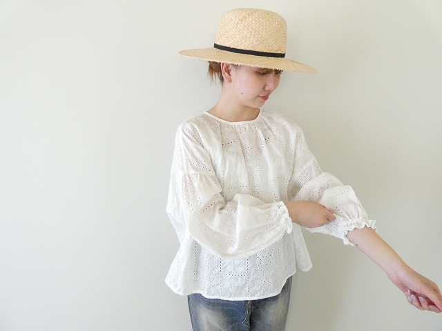 qiri(キリ) グローエンブロイダリーギャザースリーブブラウスの商品画像1