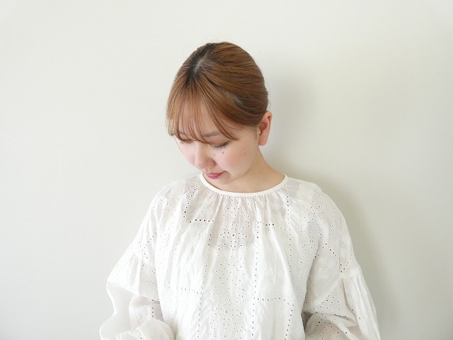 qiri(キリ) グローエンブロイダリーギャザースリーブブラウスの商品画像4