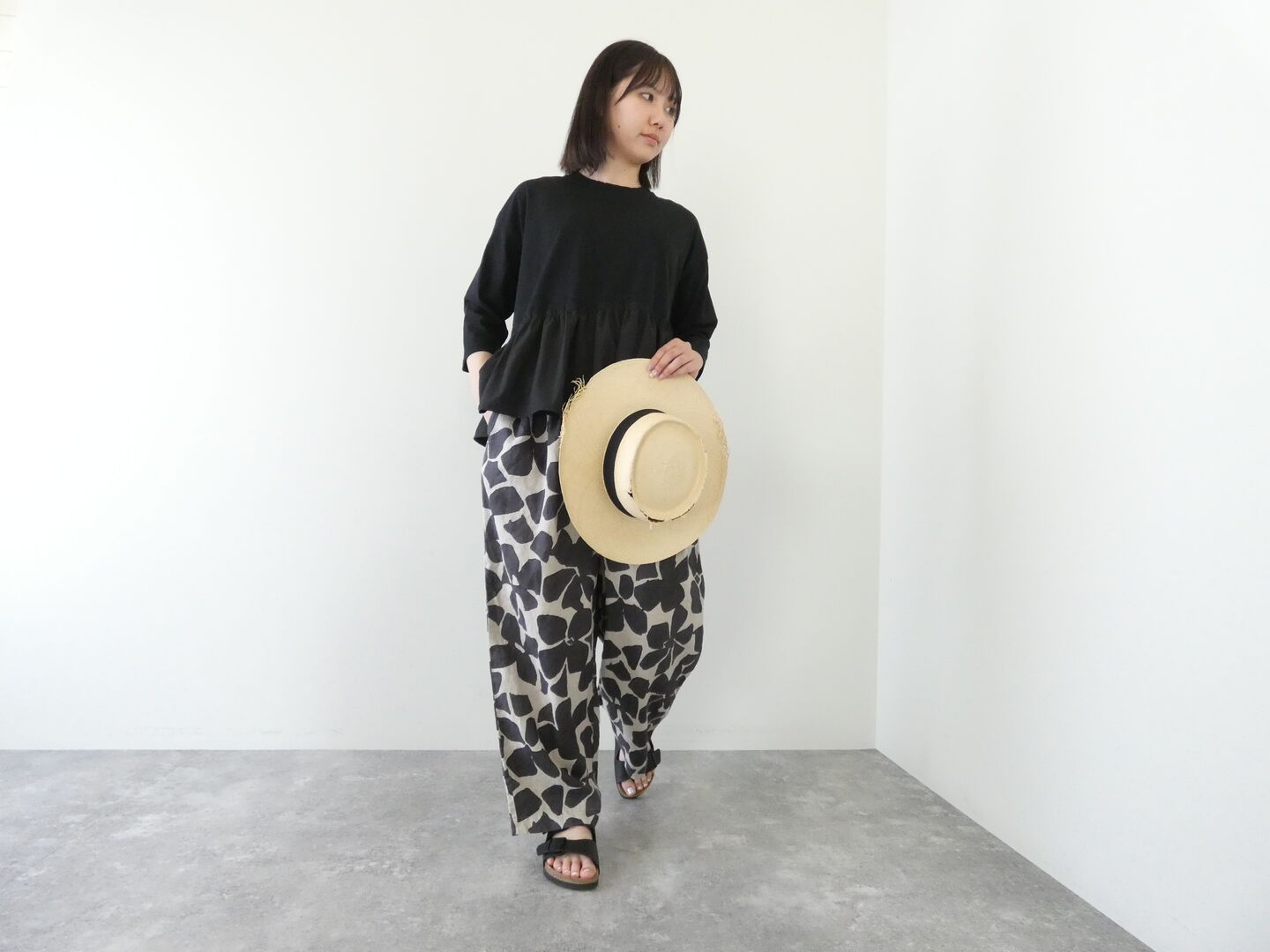 prit(プリット) 60/1リネンシーチングビッグフラワープリントタックイージーパンツの商品画像1