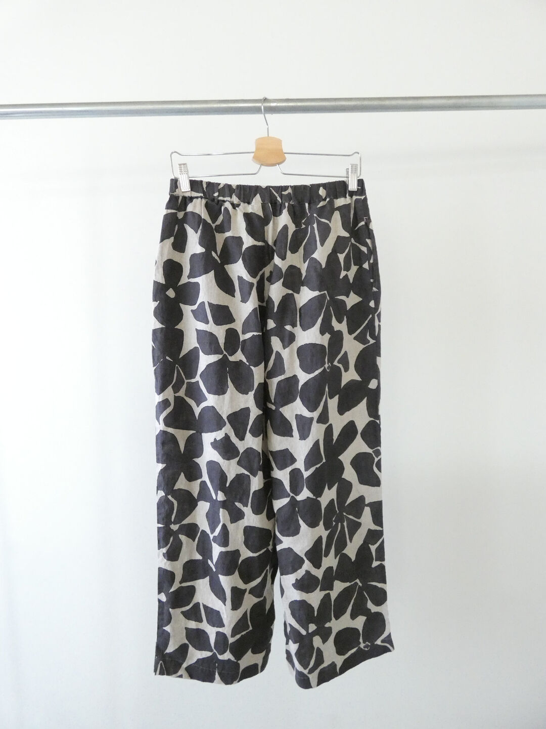 prit(プリット) 60/1リネンシーチングビッグフラワープリントタックイージーパンツの商品画像11