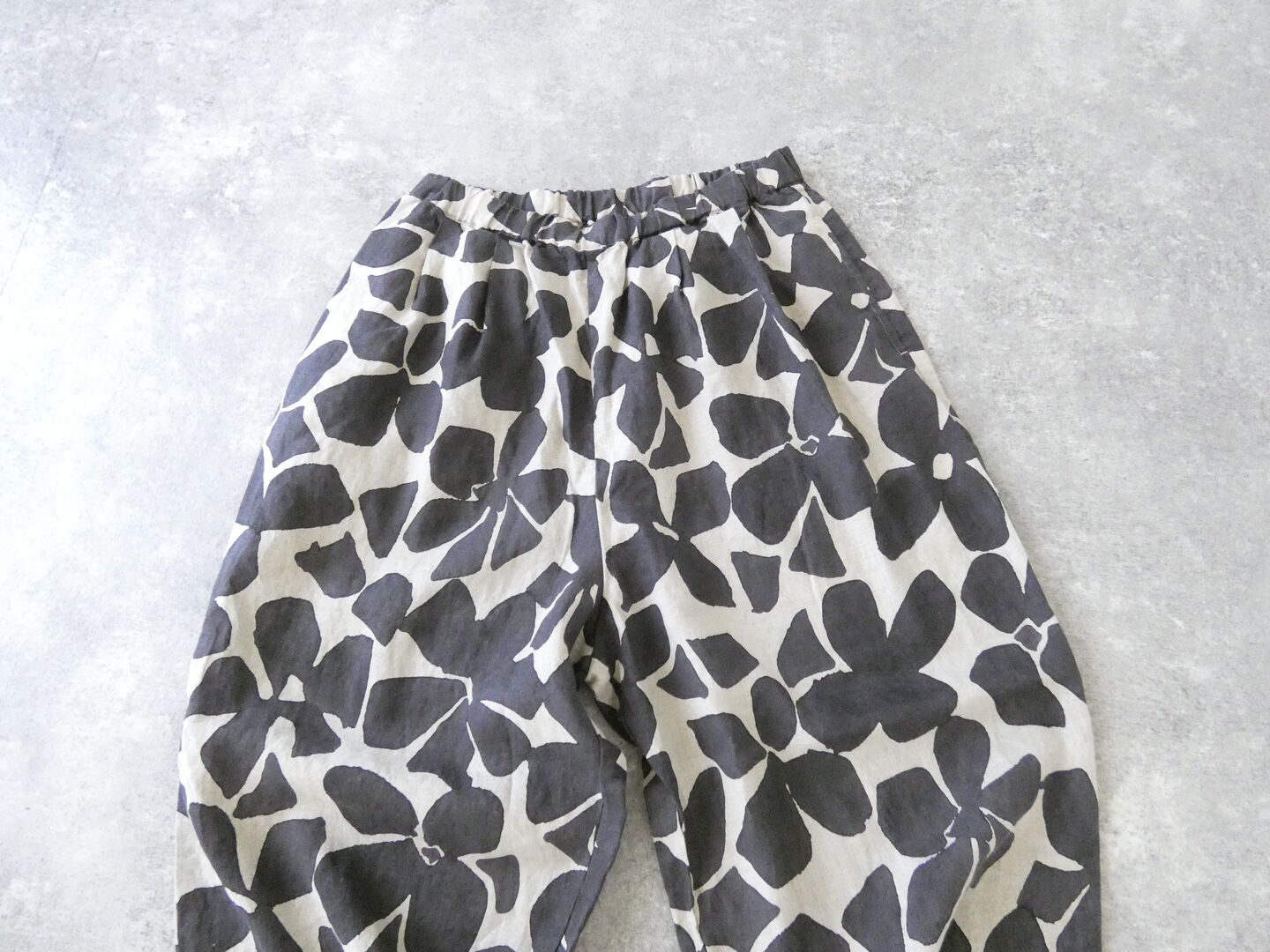 prit(プリット) 60/1リネンシーチングビッグフラワープリントタックイージーパンツの商品画像21