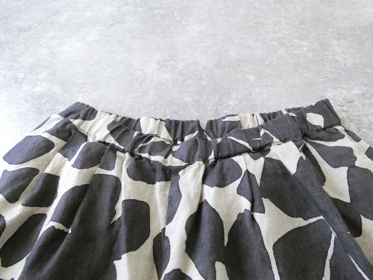 prit(プリット) 60/1リネンシーチングビッグフラワープリントタックイージーパンツの商品画像22