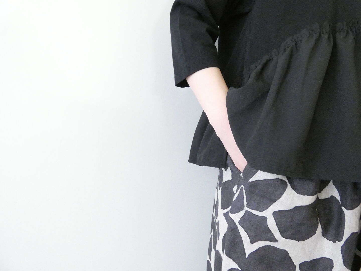 prit(プリット) 60/1リネンシーチングビッグフラワープリントタックイージーパンツの商品画像4