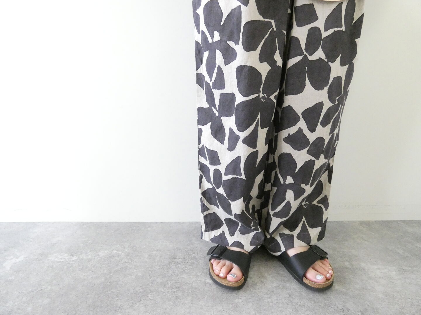 prit(プリット) 60/1リネンシーチングビッグフラワープリントタックイージーパンツの商品画像5