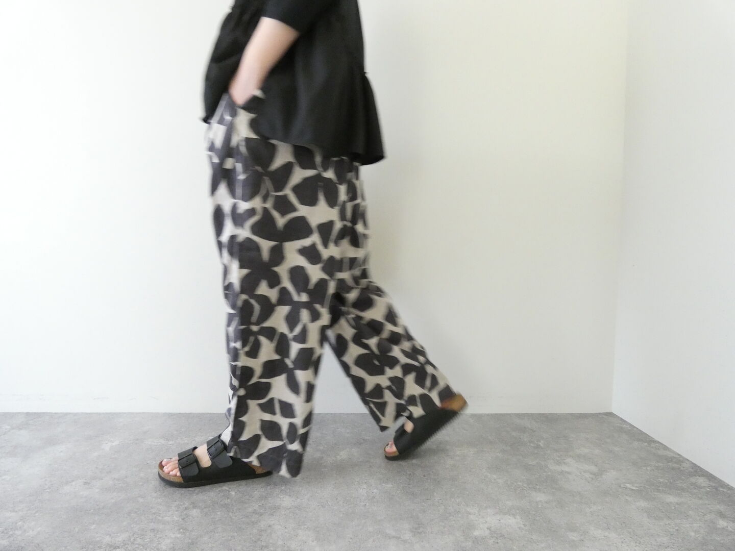 prit(プリット) 60/1リネンシーチングビッグフラワープリントタックイージーパンツの商品画像7