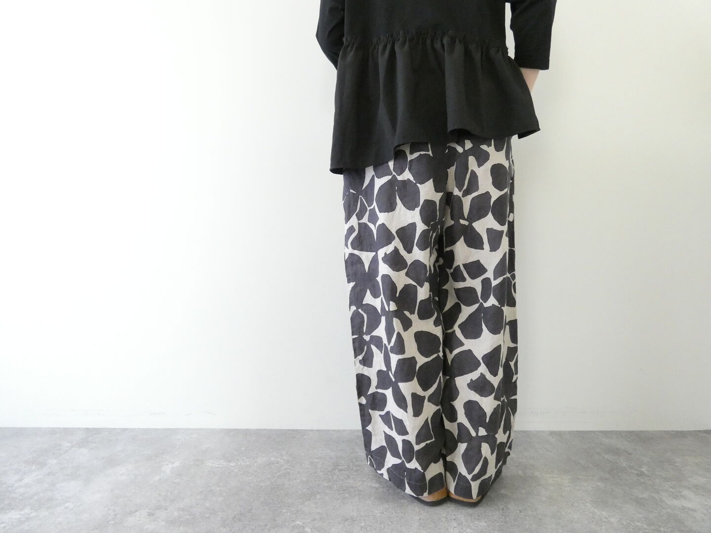 prit(プリット) 60/1リネンシーチングビッグフラワープリントタックイージーパンツの商品画像8