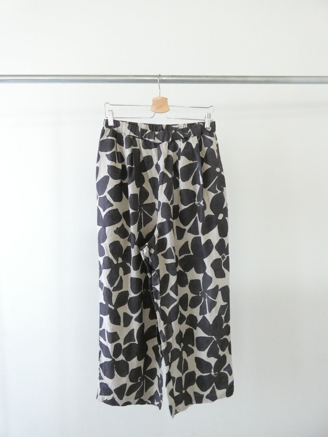 prit(プリット) 60/1リネンシーチングビッグフラワープリントタックイージーパンツの商品画像9