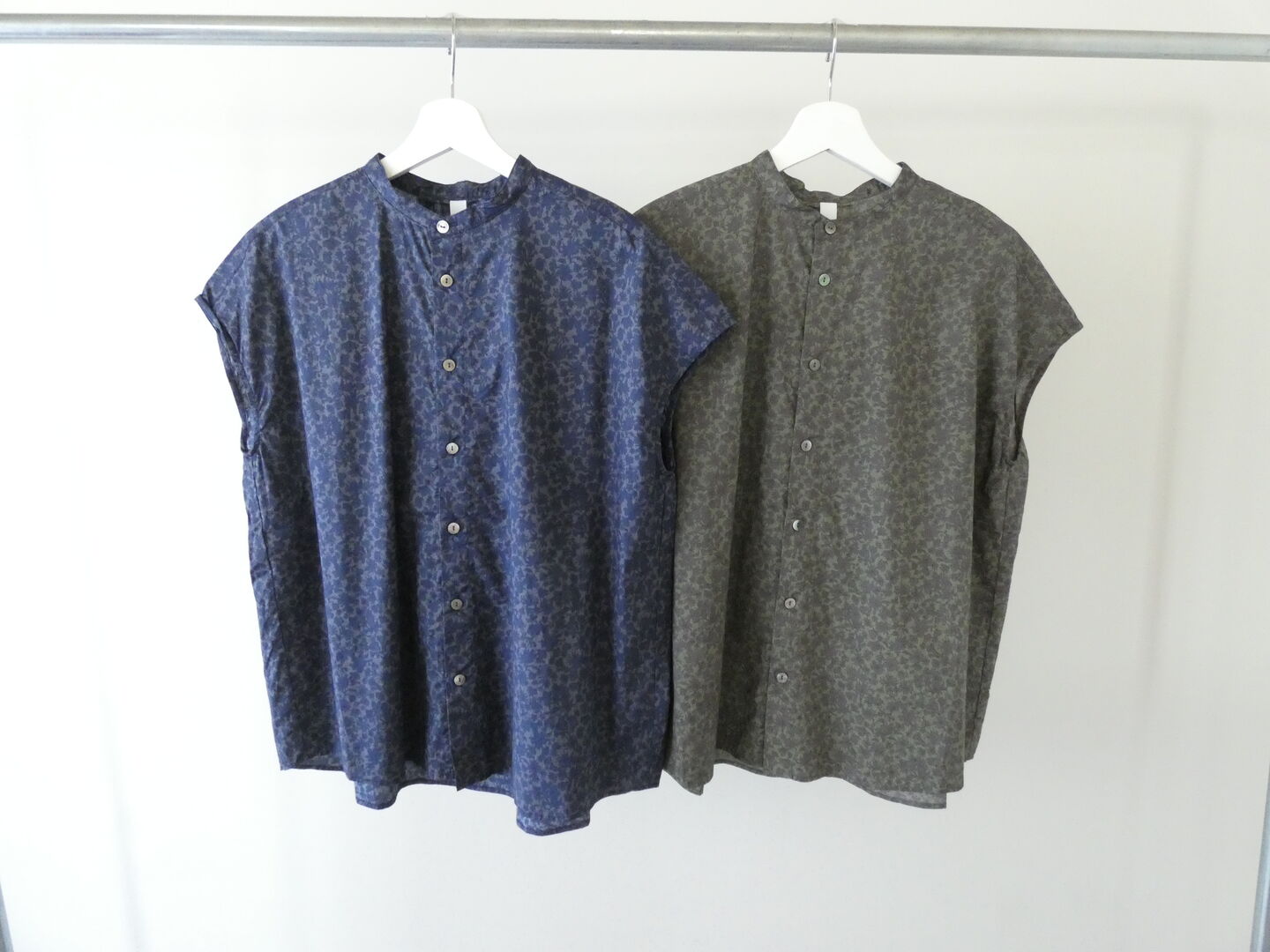 prit(プリット) 80/1ローンボタニカルプリントスリーブレススタンドカラーシャツの商品画像10