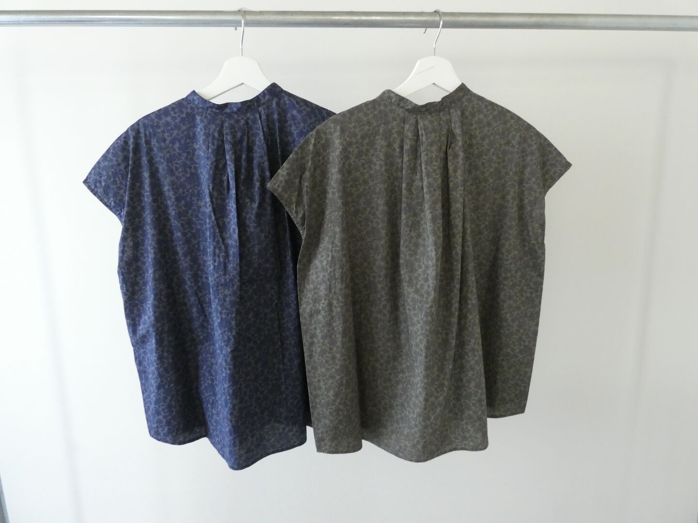 prit(プリット) 80/1ローンボタニカルプリントスリーブレススタンドカラーシャツの商品画像11