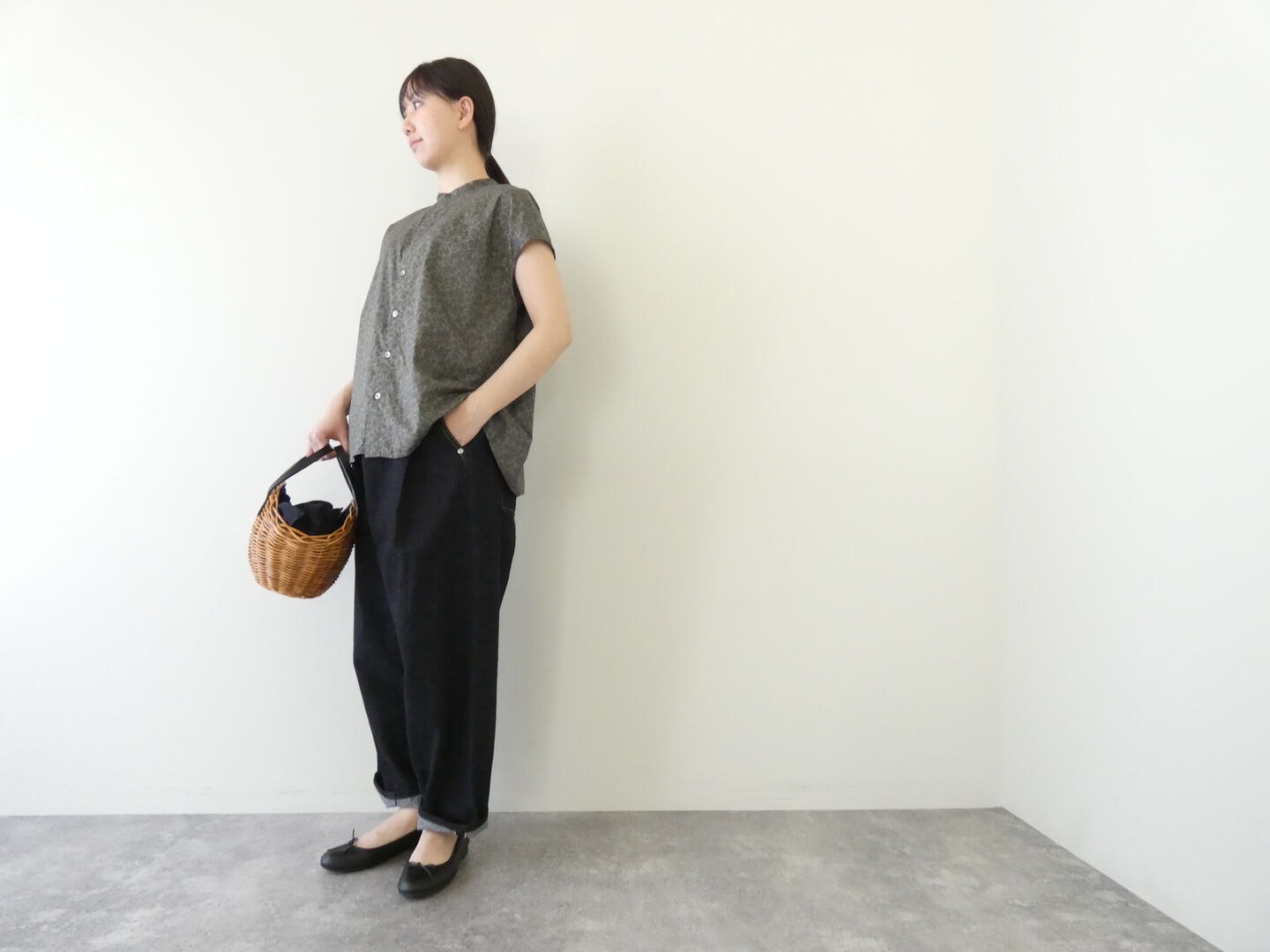 prit(プリット) 80/1ローンボタニカルプリントスリーブレススタンドカラーシャツの商品画像2