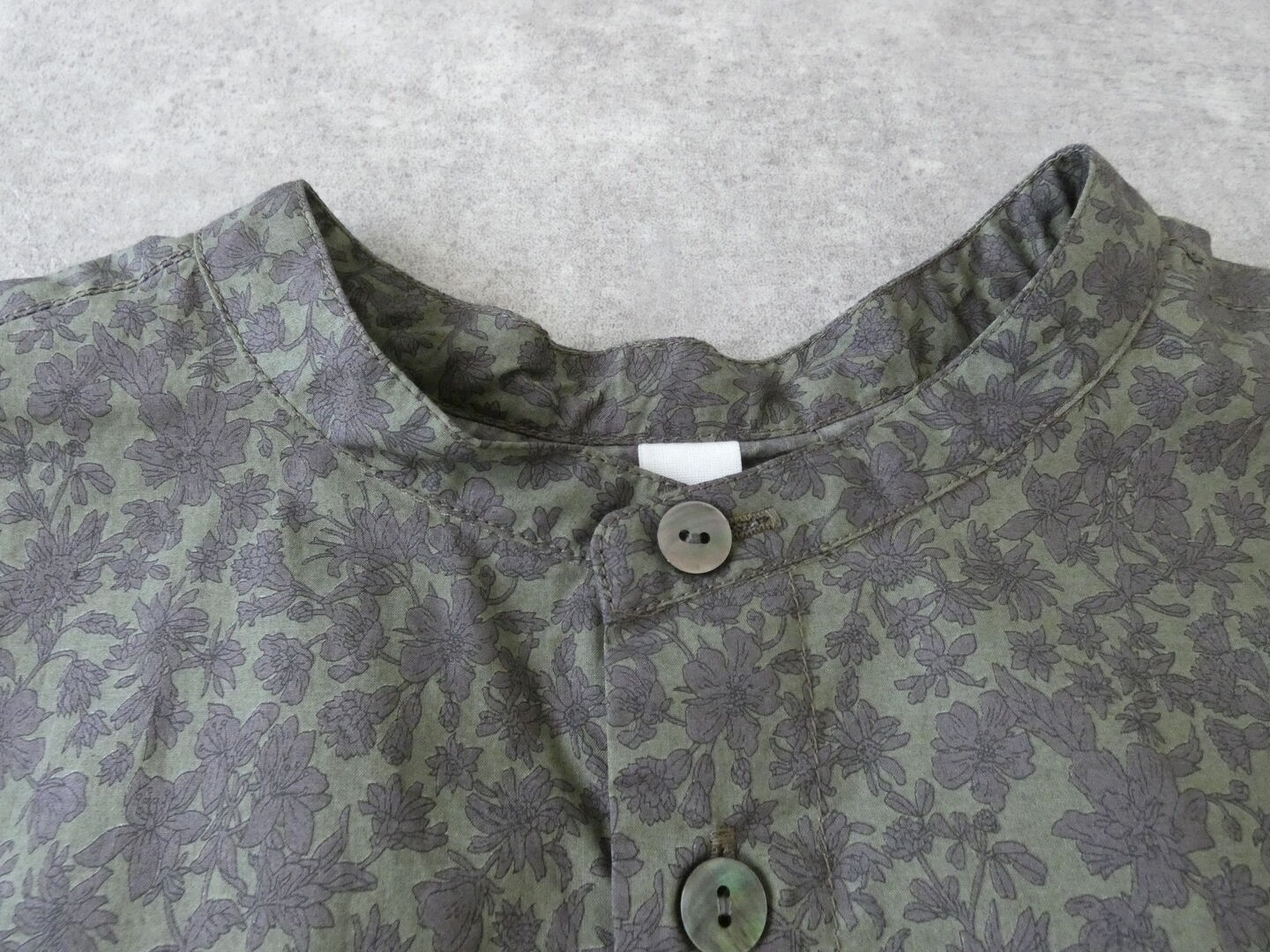 prit(プリット) 80/1ローンボタニカルプリントスリーブレススタンドカラーシャツの商品画像30