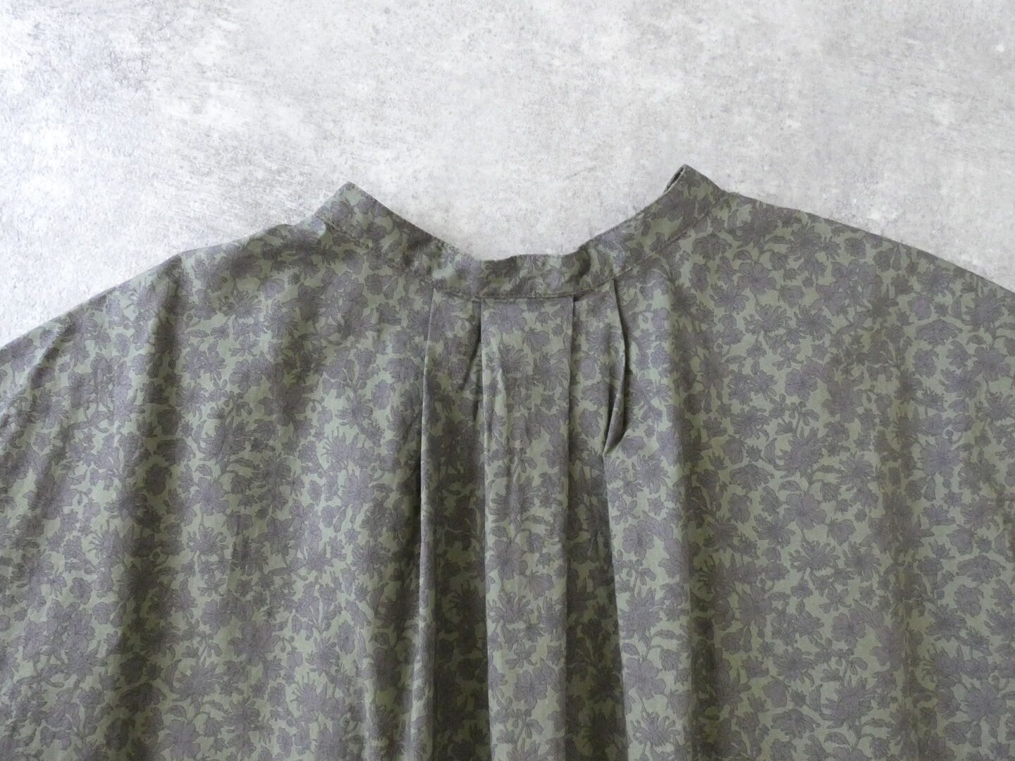 prit(プリット) 80/1ローンボタニカルプリントスリーブレススタンドカラーシャツの商品画像35