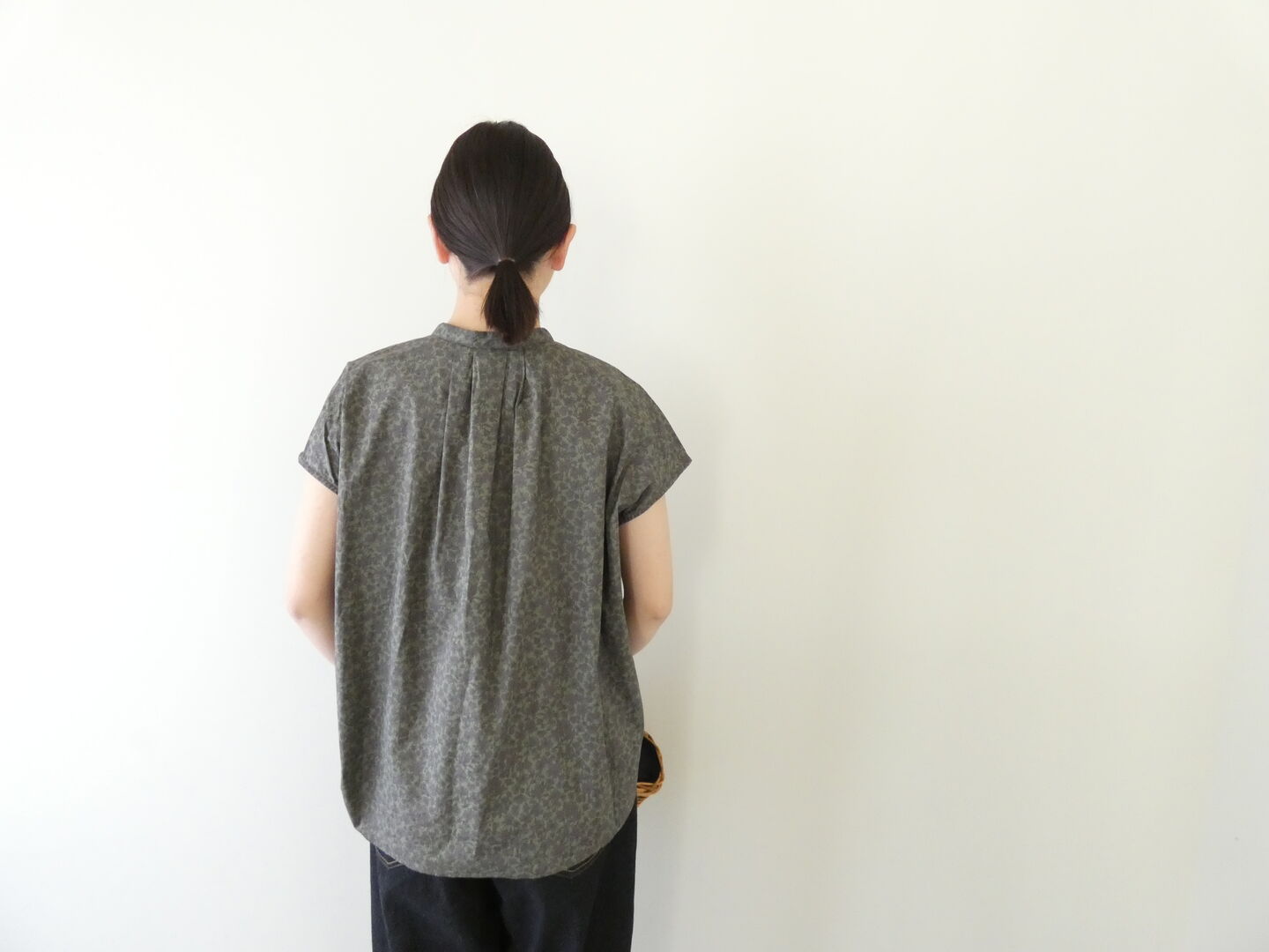 prit(プリット) 80/1ローンボタニカルプリントスリーブレススタンドカラーシャツの商品画像5