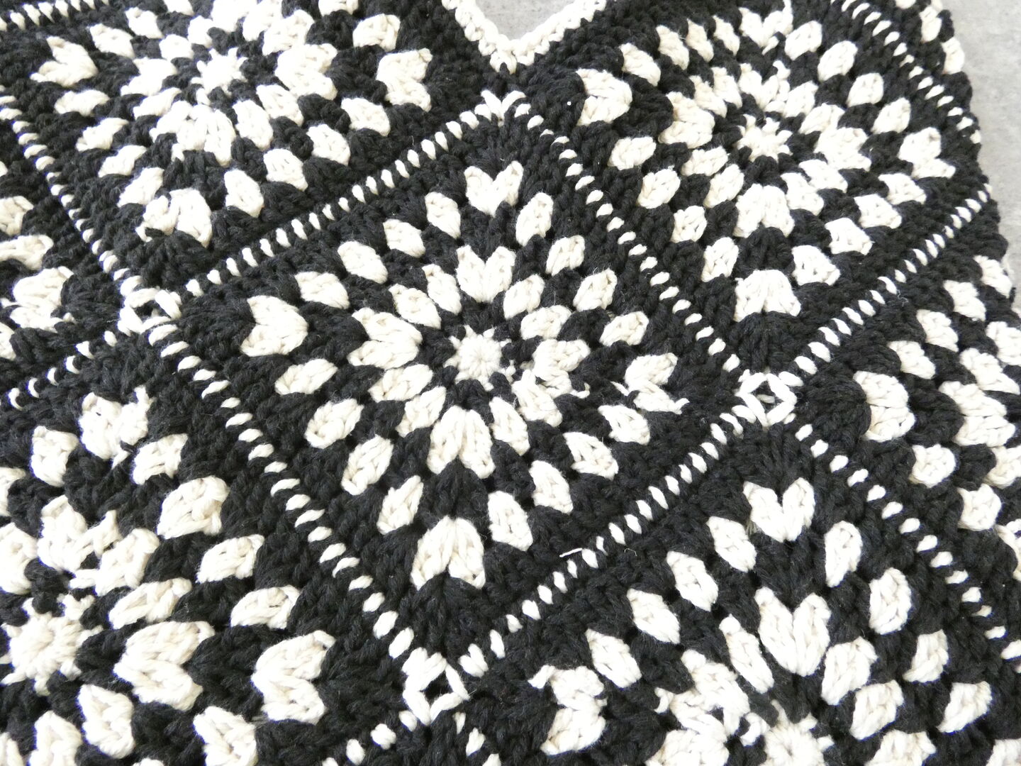 shs シンプルな装いを引き立てる モチーフ編みのワンハンドルバッグの商品画像30